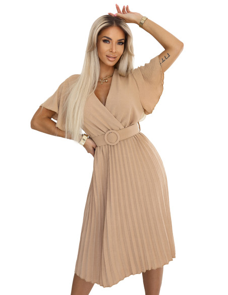 607-2 LYRA plisuota midi suknelė su voko formos iškirpte ir plačiu diržu - karamelė   607-2 LYRA plisuota midi suknelė su voko formos iškirpte ir plačiu diržu - karamelė