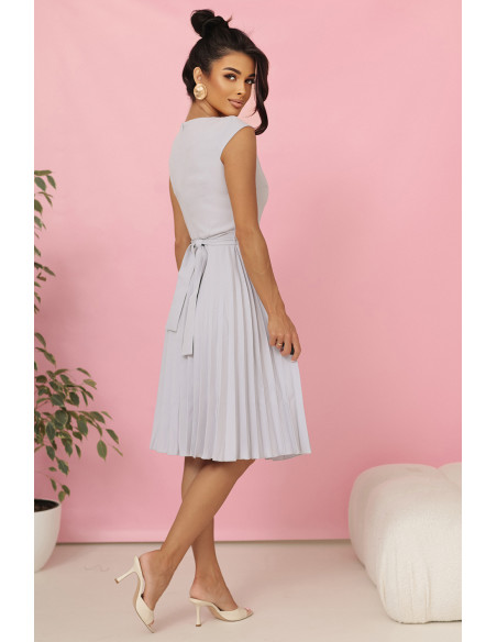  311-20 LILA Plisuota suknelė trumpomis rankovėmis ir diržu - pilka 