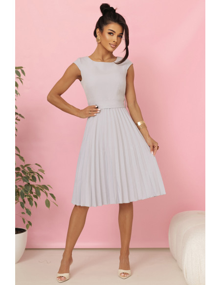  311-20 LILA Plisuota suknelė trumpomis rankovėmis ir diržu - pilka 