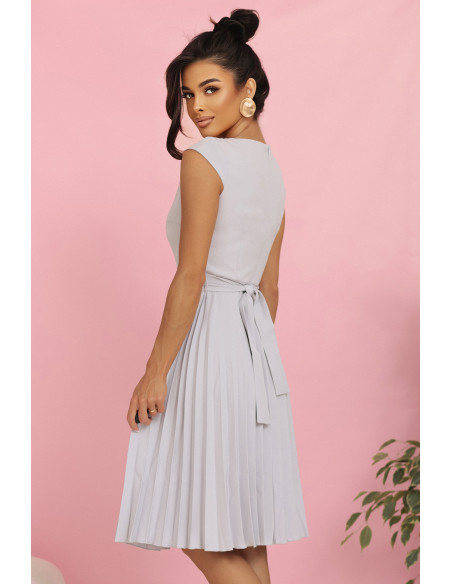  311-20 LILA Plisuota suknelė trumpomis rankovėmis ir diržu - pilka 