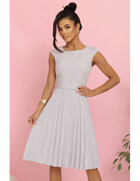  311-20 LILA Plisuota suknelė trumpomis rankovėmis ir diržu - pilka 