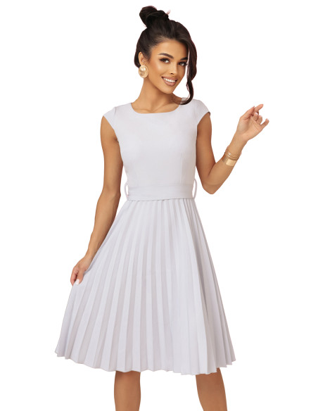  311-20 LILA Plisuota suknelė trumpomis rankovėmis ir diržu - pilka 