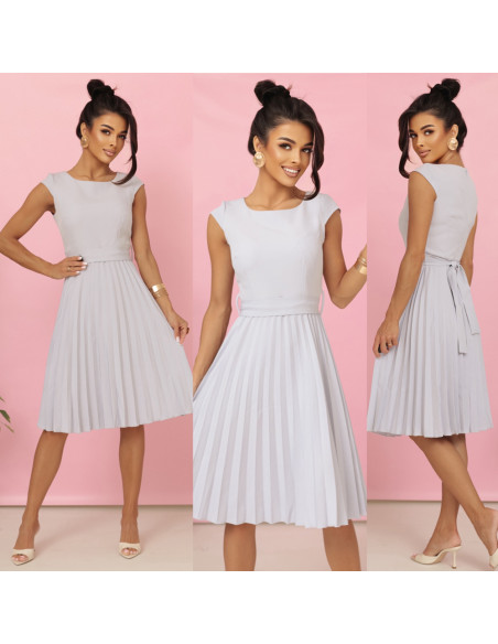  311-20 LILA Plisuota suknelė trumpomis rankovėmis ir diržu - pilka 