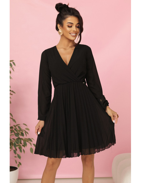 313-17 ISABELLE lenkiška plisuota suknelė ilgomis rankovėmis ir iškirpte - juoda   313-17 ISABELLE lenkiška plisuota suknelė ilgomis rankovėmis ir iškirpte - juoda