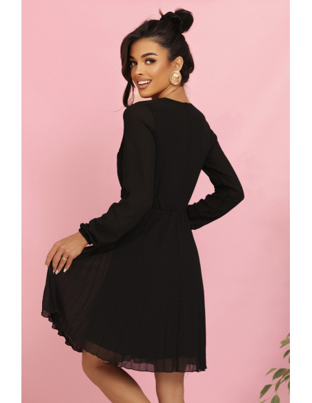 313-17 ISABELLE lenkiška plisuota suknelė ilgomis rankovėmis ir iškirpte - juoda   313-17 ISABELLE lenkiška plisuota suknelė ilgomis rankovėmis ir iškirpte - juoda