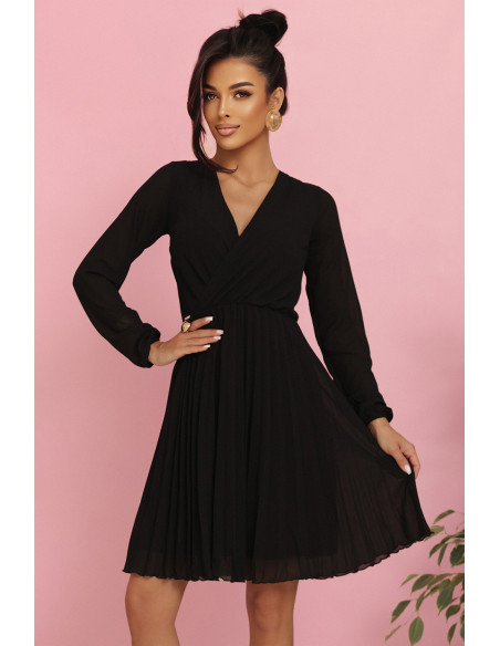 313-17 ISABELLE lenkiška plisuota suknelė ilgomis rankovėmis ir iškirpte - juoda   313-17 ISABELLE lenkiška plisuota suknelė ilgomis rankovėmis ir iškirpte - juoda