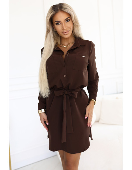 284-5 CAMILLE Marškininė suknelė su kišenėmis ir kaklaraiščiais - šokoladinė   284-5 CAMILLE Marškininė suknelė su kišenėmis ir kaklaraiščiais - šokoladinė