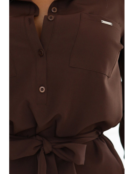 284-5 CAMILLE Marškininė suknelė su kišenėmis ir kaklaraiščiais - šokoladinė   284-5 CAMILLE Marškininė suknelė su kišenėmis ir kaklaraiščiais - šokoladinė