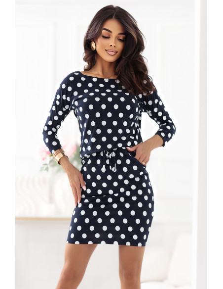  13-167 Sportinė suknelė su kaklaraiščiais ir kišenėmis - tamsiai mėlyna su baltais taškeliais 