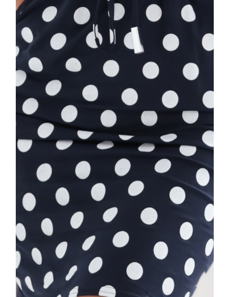  13-167 Sportinė suknelė su kaklaraiščiais ir kišenėmis - tamsiai mėlyna su baltais taškeliais 