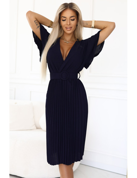 607-3 LYRA plisuota midi suknelė su apnuoginta iškirpte ir plačiu diržu - tamsiai mėlyna   607-3 LYRA plisuota midi suknelė su apnuoginta iškirpte ir plačiu diržu - tamsiai mėlyna