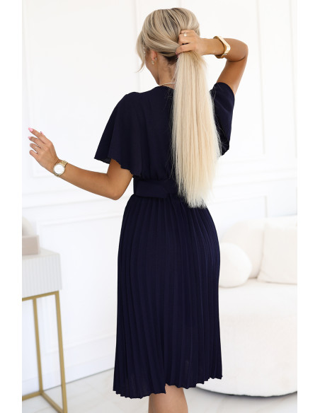607-3 LYRA plisuota midi suknelė su apnuoginta iškirpte ir plačiu diržu - tamsiai mėlyna   607-3 LYRA plisuota midi suknelė su apnuoginta iškirpte ir plačiu diržu - tamsiai mėlyna