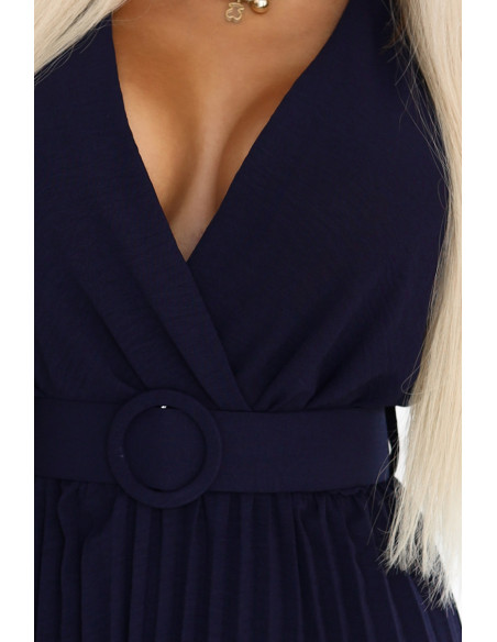 607-3 LYRA plisuota midi suknelė su apnuoginta iškirpte ir plačiu diržu - tamsiai mėlyna   607-3 LYRA plisuota midi suknelė su apnuoginta iškirpte ir plačiu diržu - tamsiai mėlyna