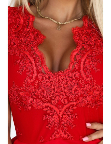  200-11 CHARLOTTE išskirtinė platėjanti suknelė su nėriniuota iškirpte - raudona 