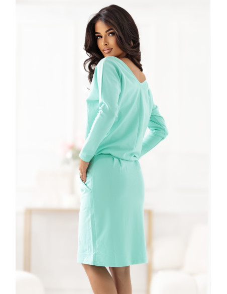 189-12 Megztinė suknelė ilgomis rankovėmis su kišenėmis - patogaus kirpimo, su gilia iškirpte nugaroje - mėtų spalvos   189-12 Megztinė suknelė ilgomis rankovėmis su kišenėmis - patogaus kirpimo, su gilia iškirpte nugaroje - mėtų spalvos