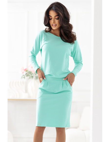 189-12 Megztinė suknelė ilgomis rankovėmis su kišenėmis - patogaus kirpimo, su gilia iškirpte nugaroje - mėtų spalvos   189-12 Megztinė suknelė ilgomis rankovėmis su kišenėmis - patogaus kirpimo, su gilia iškirpte nugaroje - mėtų spalvos