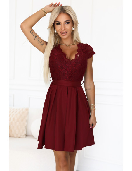 242-5 ANNA Nėriniuota suknelė su iškirpte ir platėjančiu sijonu - bordo spalvos   242-5 ANNA Nėriniuota suknelė su iškirpte ir platėjančiu sijonu - bordo spalvos