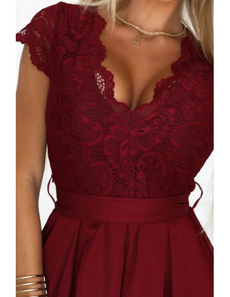 242-5 ANNA Nėriniuota suknelė su iškirpte ir platėjančiu sijonu - bordo spalvos   242-5 ANNA Nėriniuota suknelė su iškirpte ir platėjančiu sijonu - bordo spalvos