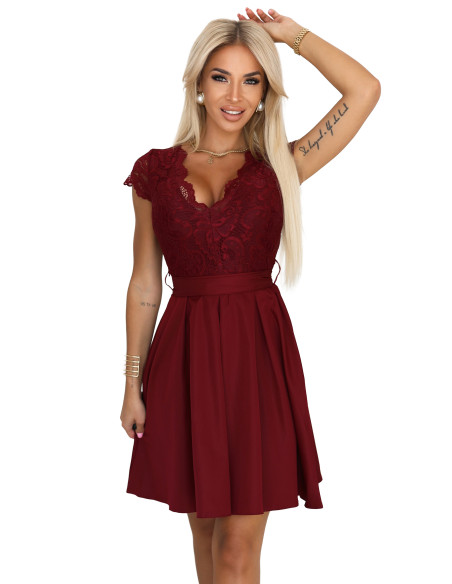 242-5 ANNA Nėriniuota suknelė su iškirpte ir platėjančiu sijonu - bordo spalvos   242-5 ANNA Nėriniuota suknelė su iškirpte ir platėjančiu sijonu - bordo spalvos