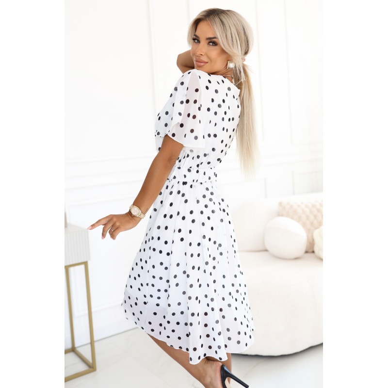 604-2 Jausminga juoda taškuota suknelė su apnuoginta iškirpte ir dekoratyviniu diržu - balta  2