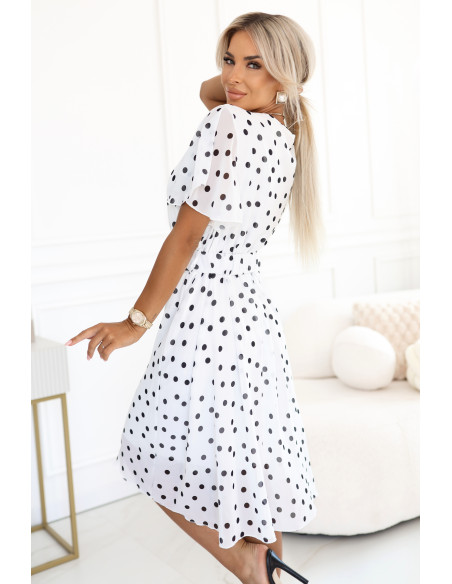 604-2 Jausminga juoda taškuota suknelė su apnuoginta iškirpte ir dekoratyviniu diržu - balta   604-2 Jausminga juoda taškuota suknelė su apnuoginta iškirpte ir dekoratyviniu diržu - balta