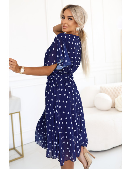 604-4 Jausminga suknelė su baltais taškeliais, apnuoginta iškirpte ir dekoratyviniu dirželiu - tamsiai mėlyna   604-4 Jausminga suknelė su baltais taškeliais, apnuoginta iškirpte ir dekoratyviniu dirželiu - tamsiai mėlyna