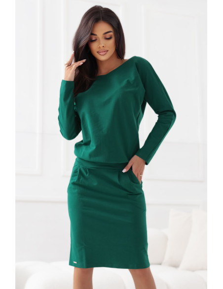 189-13 Megztinė suknelė ilgomis rankovėmis su kišenėmis - patogaus kirpimo, su iškirpte nugaroje - žalia   189-13 Megztinė suknelė ilgomis rankovėmis su kišenėmis - patogaus kirpimo, su iškirpte nugaroje - žalia