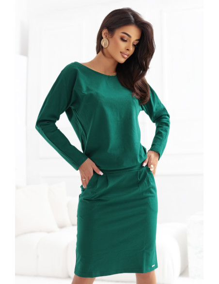 189-13 Megztinė suknelė ilgomis rankovėmis su kišenėmis - patogaus kirpimo, su iškirpte nugaroje - žalia   189-13 Megztinė suknelė ilgomis rankovėmis su kišenėmis - patogaus kirpimo, su iškirpte nugaroje - žalia