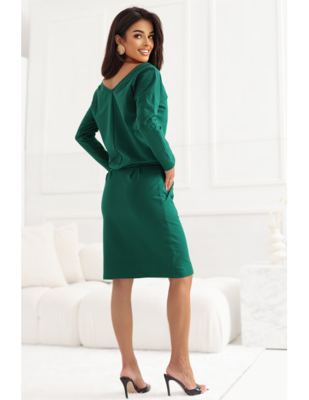 189-13 Megztinė suknelė ilgomis rankovėmis su kišenėmis - patogaus kirpimo, su iškirpte nugaroje - žalia   189-13 Megztinė suknelė ilgomis rankovėmis su kišenėmis - patogaus kirpimo, su iškirpte nugaroje - žalia