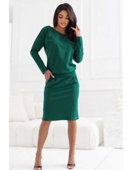 189-13 Megztinė suknelė ilgomis rankovėmis su kišenėmis - patogaus kirpimo, su iškirpte nugaroje - žalia   189-13 Megztinė suknelė ilgomis rankovėmis su kišenėmis - patogaus kirpimo, su iškirpte nugaroje - žalia