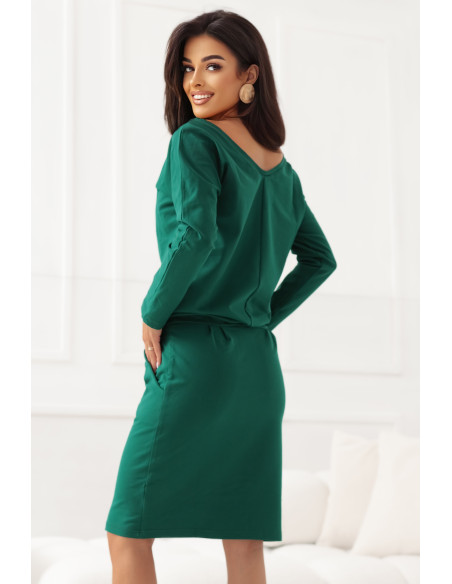 189-13 Megztinė suknelė ilgomis rankovėmis su kišenėmis - patogaus kirpimo, su iškirpte nugaroje - žalia   189-13 Megztinė suknelė ilgomis rankovėmis su kišenėmis - patogaus kirpimo, su iškirpte nugaroje - žalia