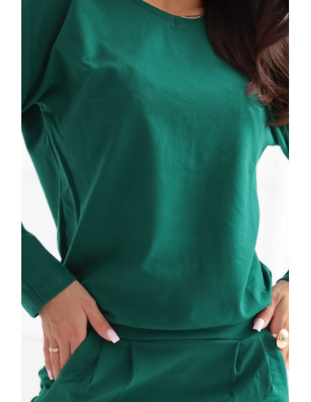 189-13 Megztinė suknelė ilgomis rankovėmis su kišenėmis - patogaus kirpimo, su iškirpte nugaroje - žalia   189-13 Megztinė suknelė ilgomis rankovėmis su kišenėmis - patogaus kirpimo, su iškirpte nugaroje - žalia