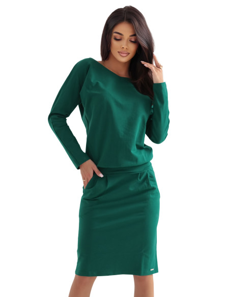 189-13 Megztinė suknelė ilgomis rankovėmis su kišenėmis - patogaus kirpimo, su iškirpte nugaroje - žalia   189-13 Megztinė suknelė ilgomis rankovėmis su kišenėmis - patogaus kirpimo, su iškirpte nugaroje - žalia