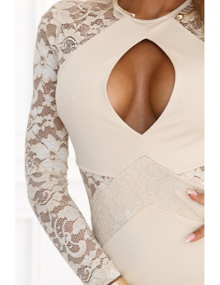 621-1 Pieštuko formos suknelė su nėriniuotomis rankovėmis ir jausminga iškirpte - smėlio spalvos   621-1 Pieštuko formos suknelė su nėriniuotomis rankovėmis ir jausminga iškirpte - smėlio spalvos