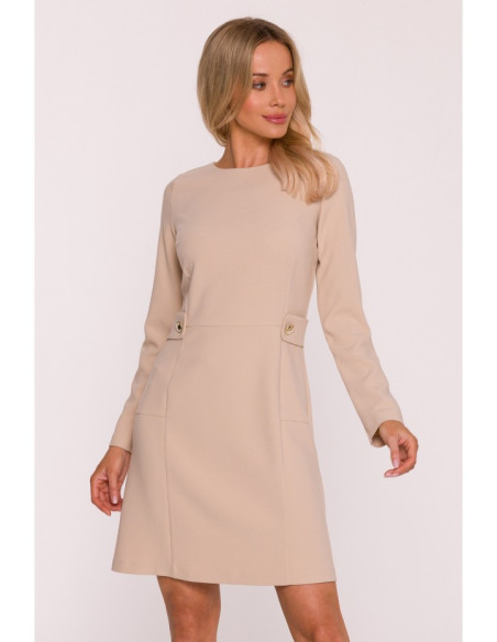 S419 Suknelė su dekoratyvinėmis sagomis ties juosmeniu - smėlio spalvos