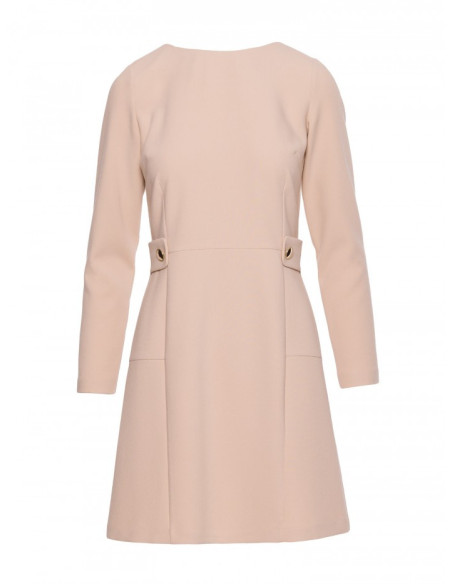 S419 Suknelė su dekoratyvinėmis sagomis ties juosmeniu - smėlio spalvos