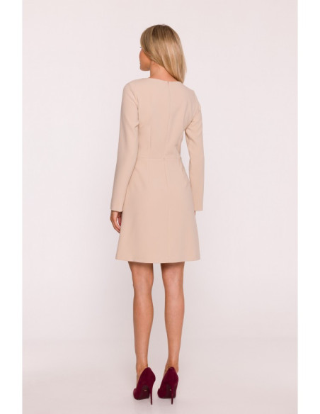 S419 Suknelė su dekoratyvinėmis sagomis ties juosmeniu - smėlio spalvos