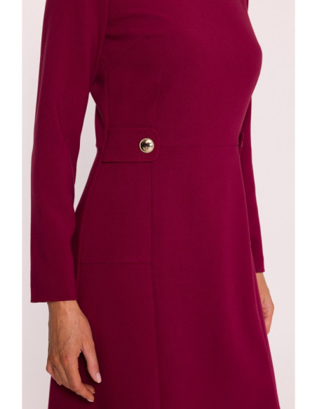 S419 Suknelė su dekoratyvinėmis sagomis ties liemeniu - bordo spalvos