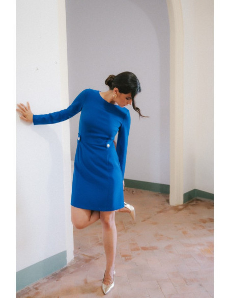 S419 Suknelė su dekoratyvinėmis sagomis ties juosmeniu - rugiagėlių spalvos