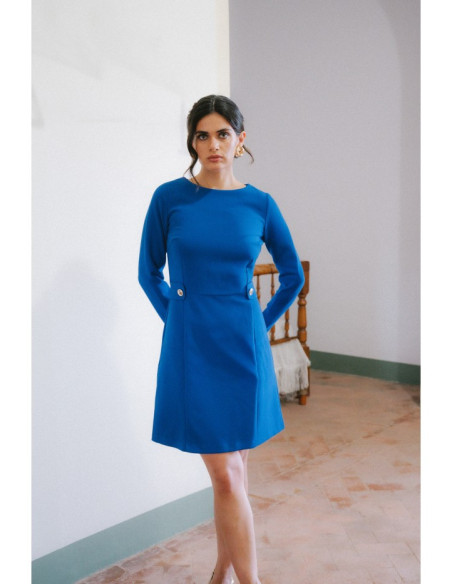 S419 Suknelė su dekoratyvinėmis sagomis ties juosmeniu - rugiagėlių spalvos