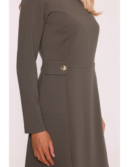 S419 Suknelė su dekoratyvinėmis sagomis ties juosmeniu - chaki spalvos