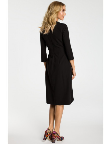 M335 Suknelė su kontrastingomis klostėmis priekyje - juoda