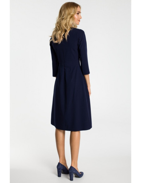 M335 Suknelė su kontrastingomis klostėmis priekyje - tamsiai mėlyna