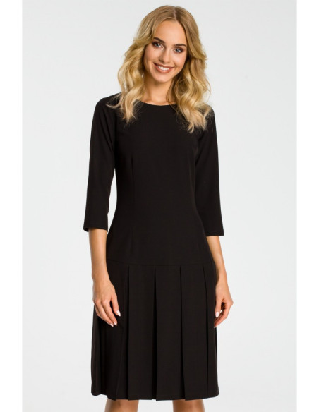 M336 Suknelė žemu liemeniu su kontrastingomis klostėmis - juoda