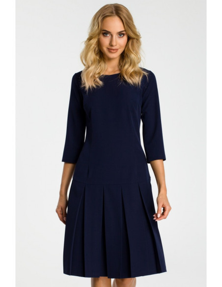 M336 Suknelė pažemintu liemeniu ir kontrastingomis klostėmis - tamsiai mėlyna