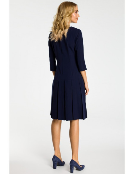 M336 Suknelė pažemintu liemeniu ir kontrastingomis klostėmis - tamsiai mėlyna