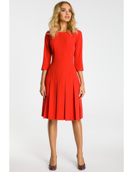 M336 Suknelė pažemintu liemeniu ir kontrastingomis klostėmis - raudona