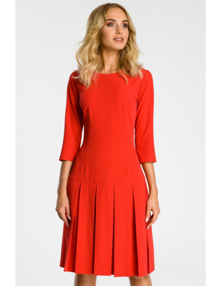 M336 Suknelė pažemintu liemeniu ir kontrastingomis klostėmis - raudona