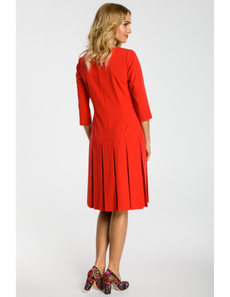 M336 Suknelė pažemintu liemeniu ir kontrastingomis klostėmis - raudona