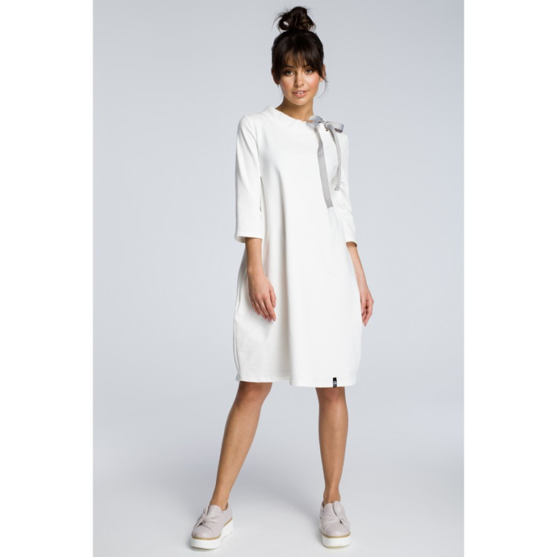 B070 Marškininė suknelė su kaklo raišteliu - ecru spalvos